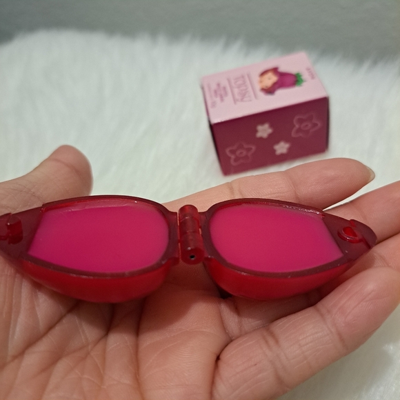 Avon Topsy Girls Strawberry Shape 2 Sides Same Red Color Lip Balm Gloss - Picture 7 of 10